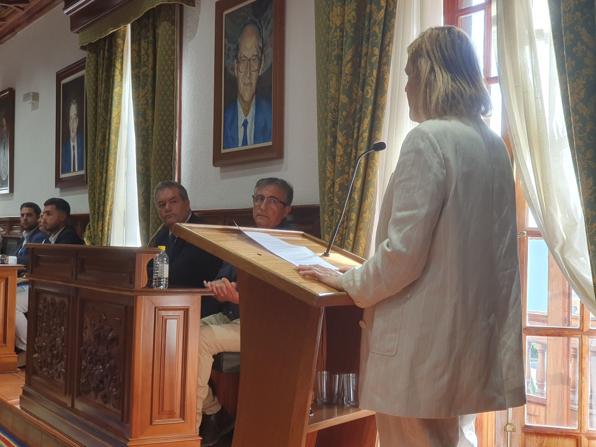 Los dos concejales de Más por Telde, Juan Pablo Rodríguez y Juan Francisco Artiles, en el Pleno.