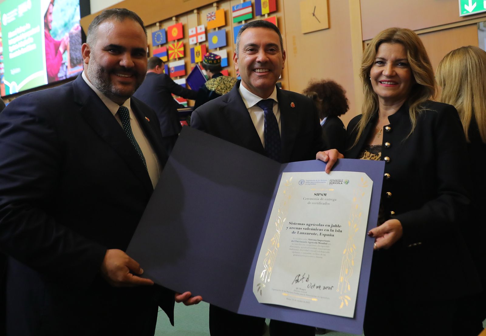 Samuel Martín, Oswaldo Betancort y María Jesús Tovar, con el reconocimiento.