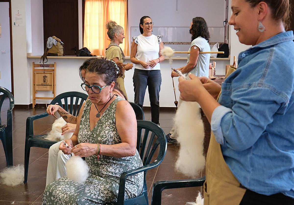 Lolina Negrín, consejera insular de Artesanía, visita el taller de la lana impartido en el Valle de Santa Inés.