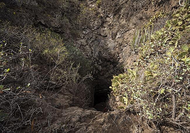 Detalle de la boca de la Sima de Jinámar.