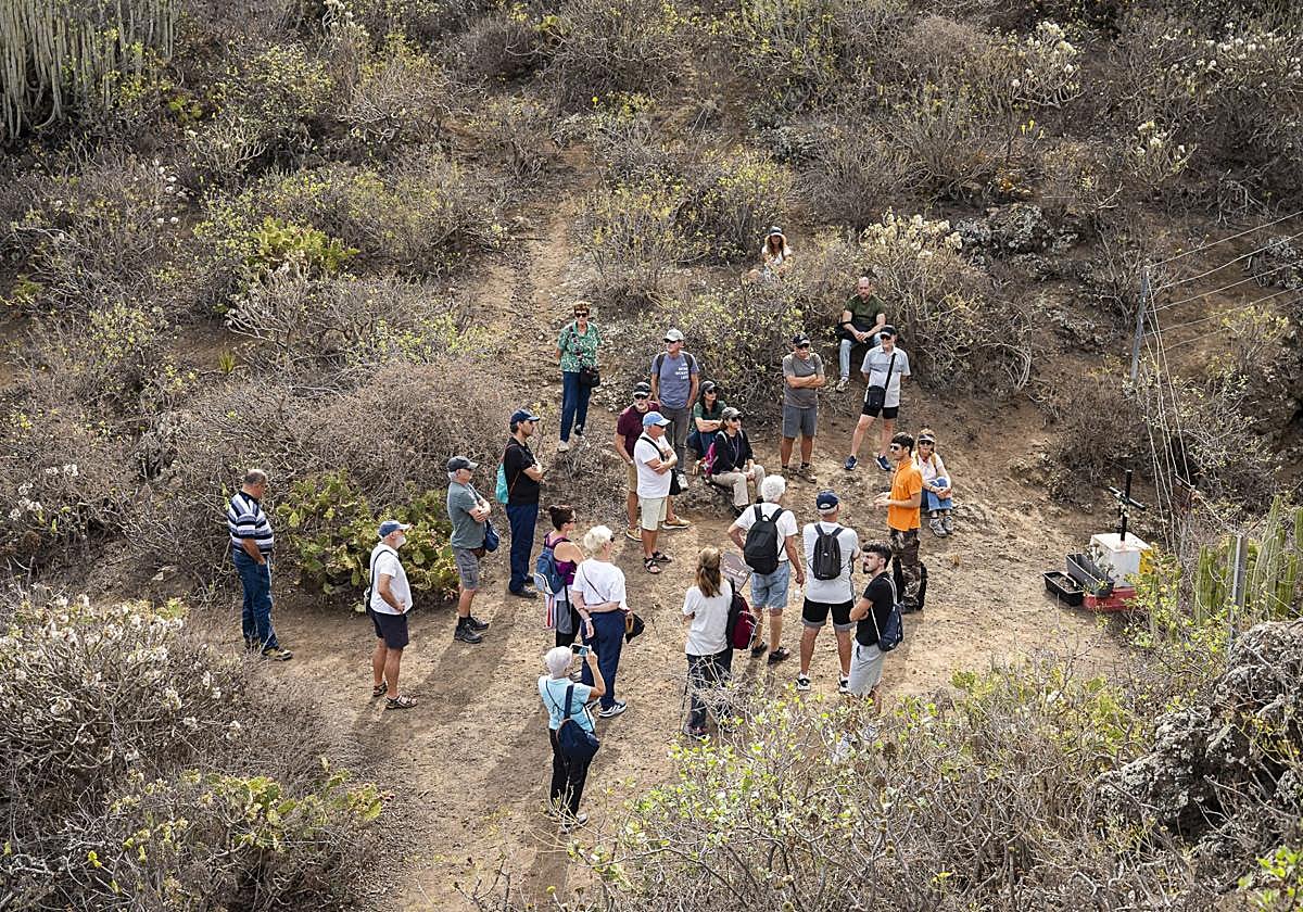 Grupo de personas de una de las visitas a la Sima, a los pies de la chimenea volcánica.