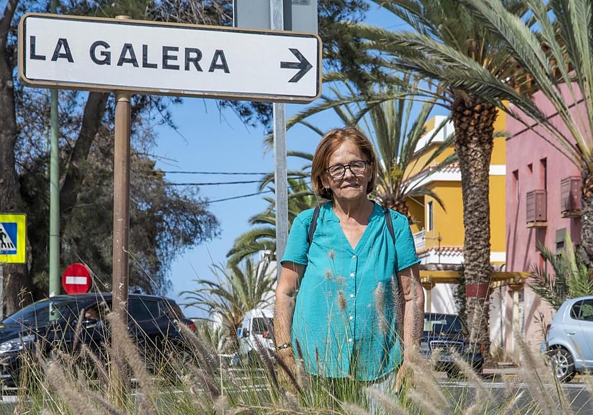 Isabel Rivero posa en la entrada al barrio de La Galera, su hogar durante las últimas tres décadas.