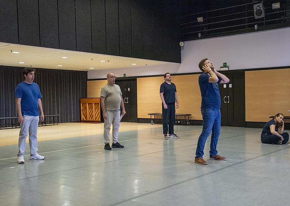 Imagen secundaria 1 - Dos momentos del ensayo y José Guadalupe, director musical de 'Negrín, la ópera'.