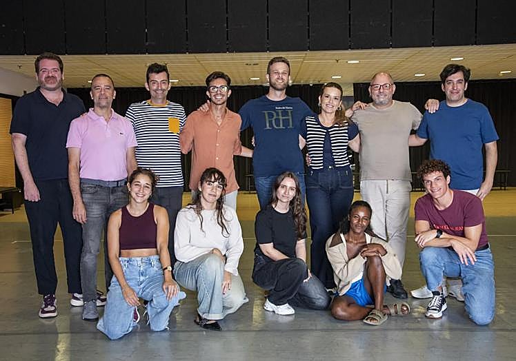 Foto de familia durante el ensayo de la ópera.
