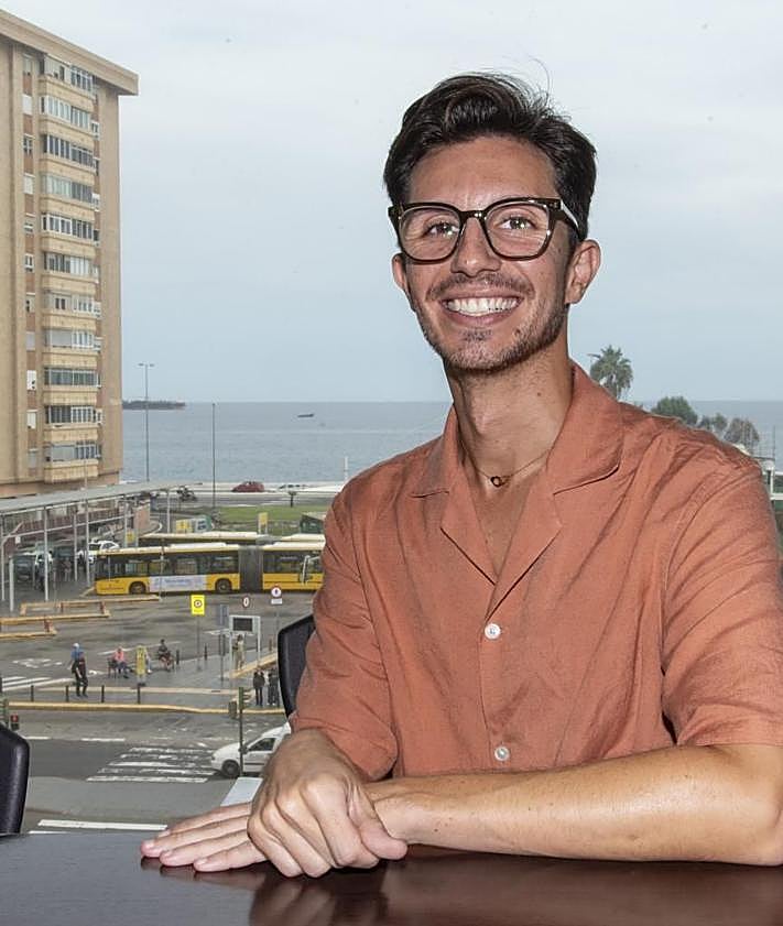 Imagen secundaria 2 - Dos momentos del ensayo y José Guadalupe, director musical de 'Negrín, la ópera'.