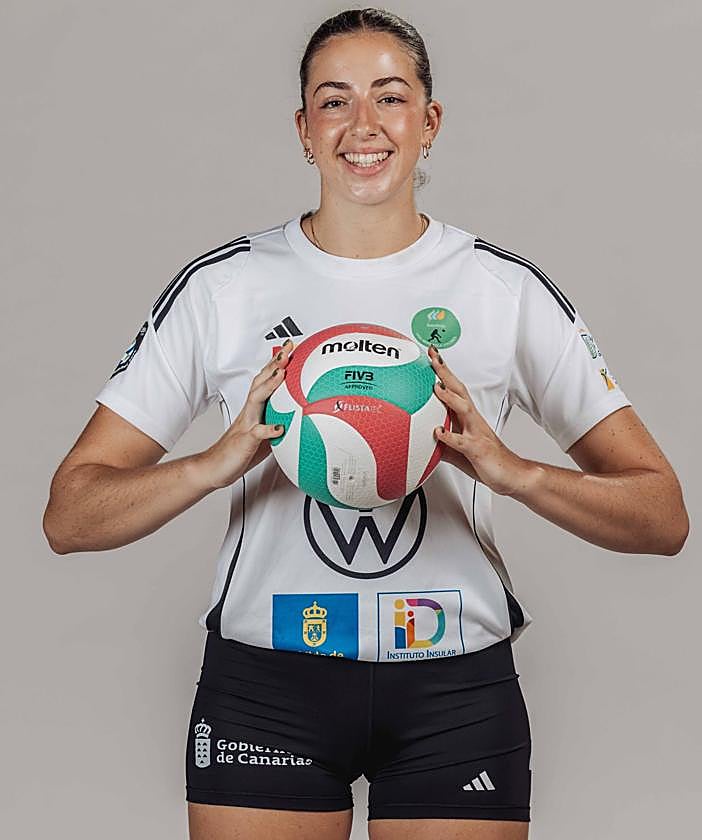 Lola Hernández Van den Bosch posa sonriente durante la sesión de fotos oficial para el curso 2025-26 en la Liga iberdrola y en el torneo europeo.