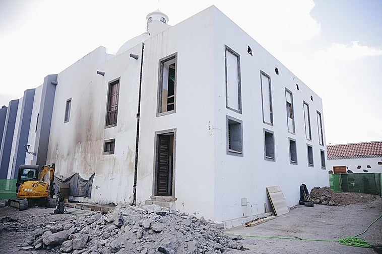 Instalación de micropilotes en el perímetro del templo y corte vertical de la parte que será demolida tras culminar la cimentación.