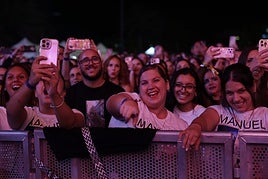 Manuel Turizo llena de canciones y bailes el recinto ferial de Las Palmas de Gran Canaria