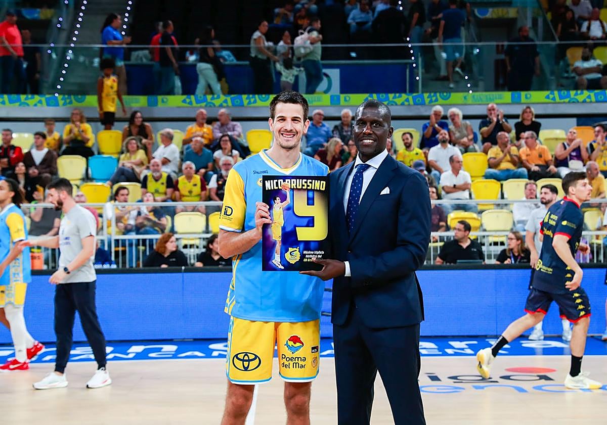 Imagen principal - Arriba, Brusino siendo homenajeado por el club tras convertirse en el tercer máximo triplista de la hsitoria del Gran Canaria, tras superar al mítico Johan Morton. Abajo, a la izquierda, algunos aficionados ocuparon sus asientos con disfraces o caracterizaciones al uso de estos días. A la derecha, Angola lanzando a canasta.