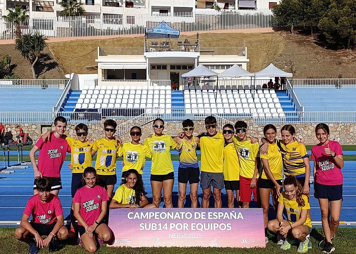 Imagen de los equipos masculino y femenino sub 14 que participaron recientemente en el Campeonato de España celebrado en Nerja (Málaga).