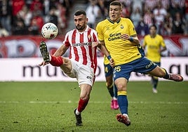 La UD sigue intentando adelantarse en el intenso choque de El Molinón.