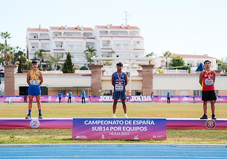 Carlos Pérez, en el segundo escalón del pdio del 80 metros.