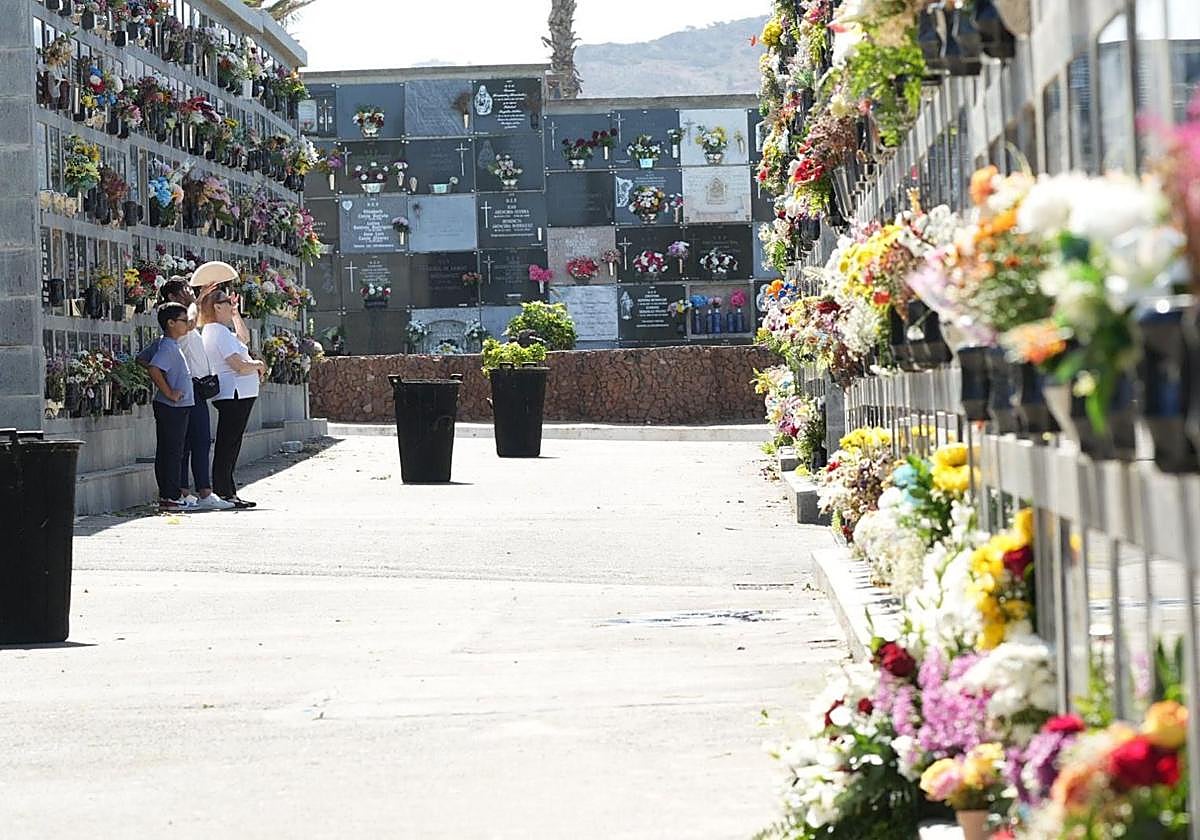 Asistentes al cementerio en la mañana de este domingo.