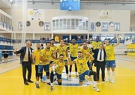 La plantilla amarilla celebró el triunfo ante el Melilla.