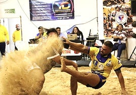 En esta agarrada el DC del Castro Morales, José Ramón Sánchez recibio mucha arena en la cara.