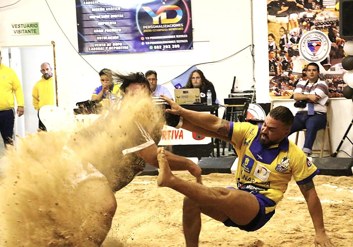 En esta agarrada el DC del Castro Morales, José Ramón Sánchez recibio mucha arena en la cara.