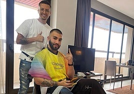 El barbero grancanario Maikel Santos, junto a Manuel Turizo.