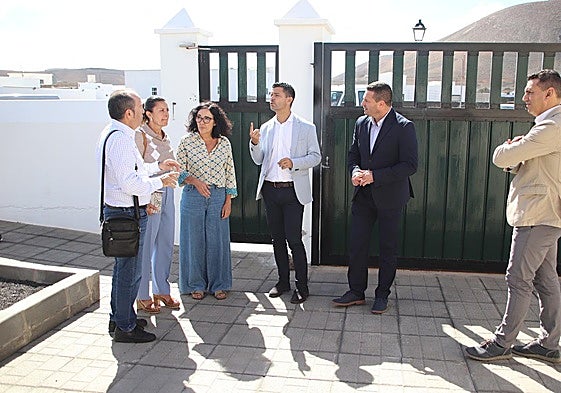 Representantes de Yaiza y Gobierno de Canarias visitando un centro de enseñanza sureño.