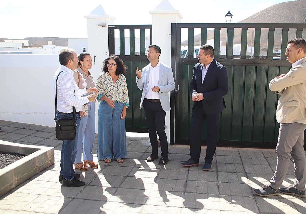 Representantes de Yaiza y Gobierno de Canarias visitando un centro de enseñanza sureño.