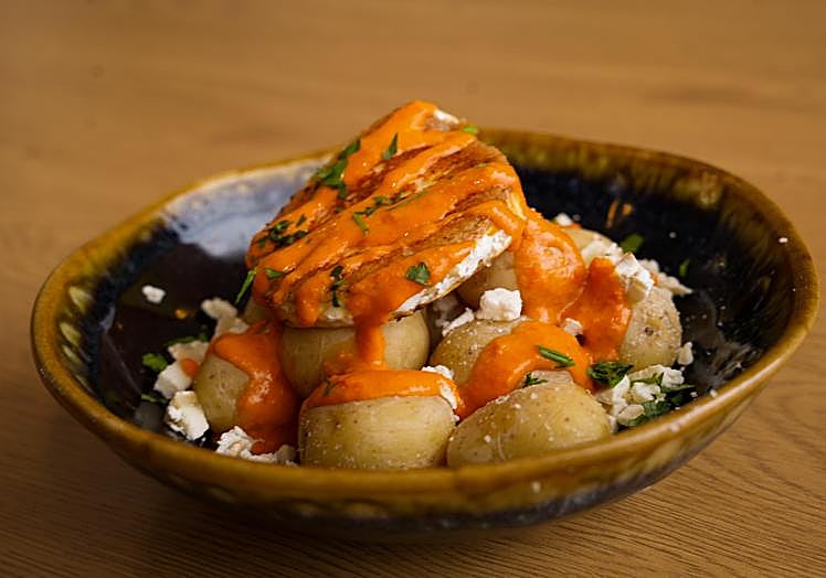 Papas arrugás con mojo y queso de cabra.