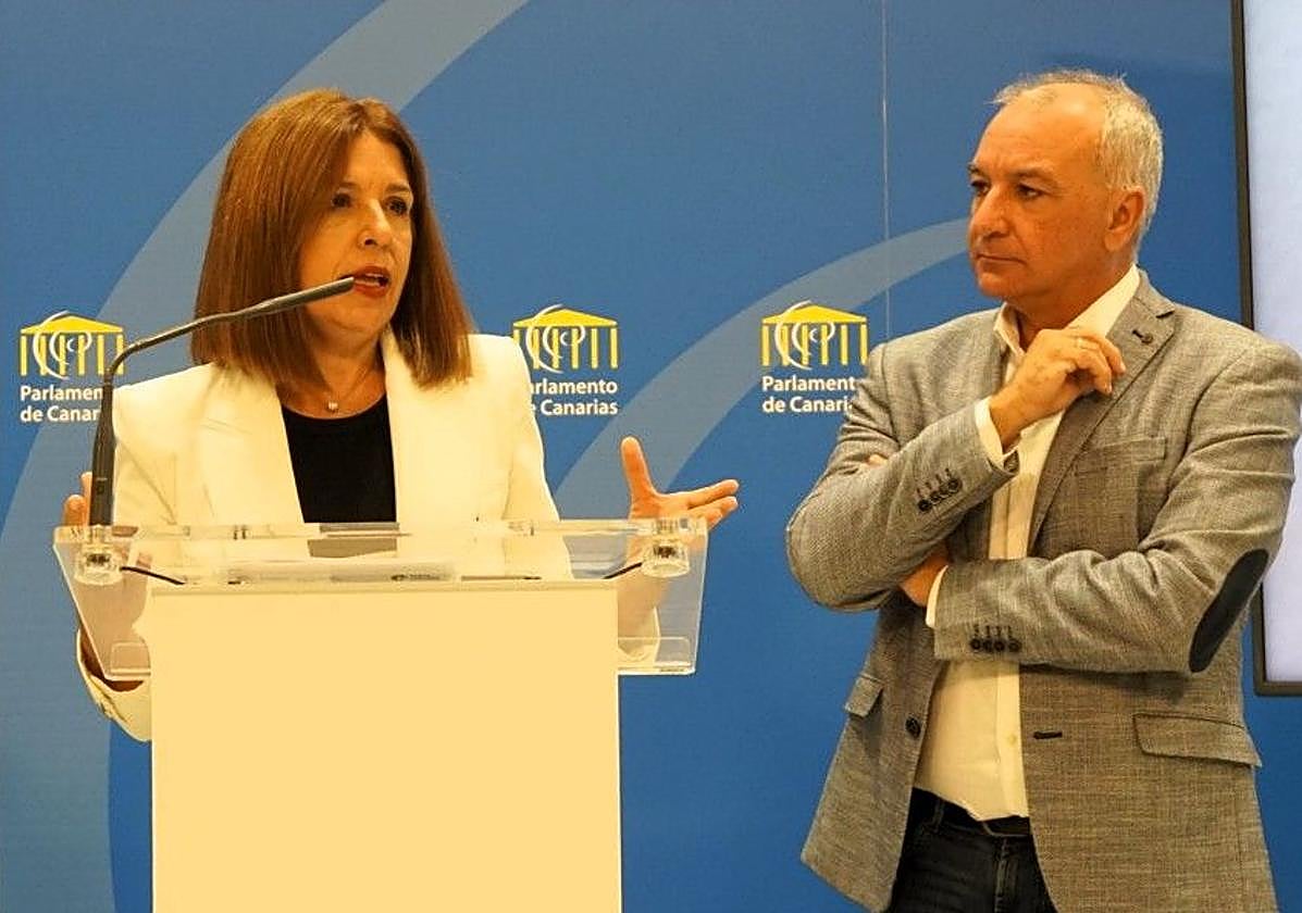 Carmen Hernández (i) y Luis Campos.