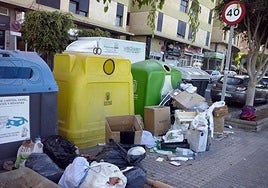 Imagen de archivo de los contenedores rebosados en Siete Palmas, en Las Palmas de Gran Canaria.