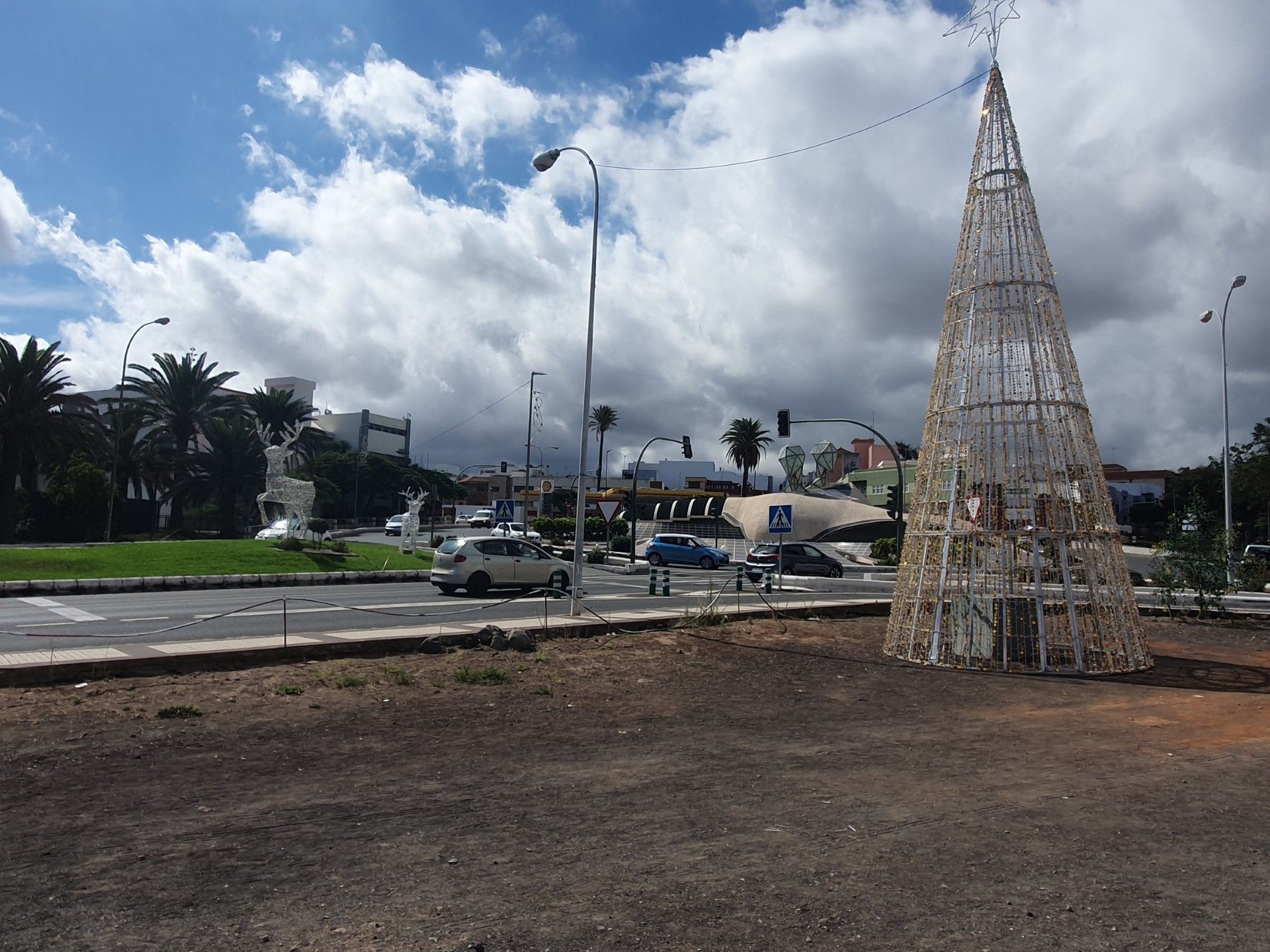En la rotonda de Daora ya se ha instalado un árbol de lentejuelas doradas de 10 metros de altura.