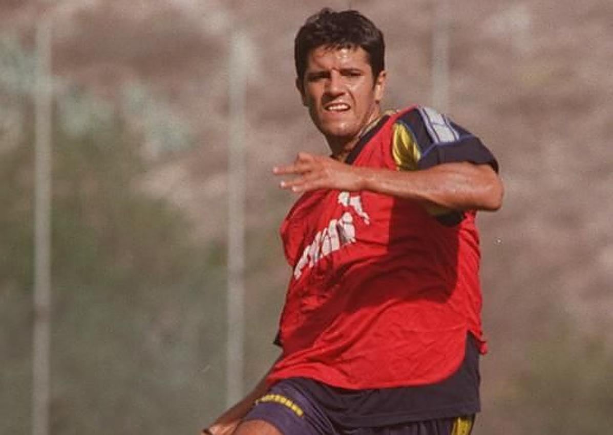 Imagen secundaria 1 - Miguel Ángel Valerón llegó a la UD antes que su hermano Juan Carlos. Debutó de amarillo en la temporada 1992-93 y permaneció en la plantilla hasta 1998, totalizando 104 partidos oficiales.