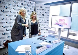 La consejera canaria de Sanidad, Esther Monzón (i) y la presidenta del Colegio de Médicos de Las Palmas, Elizabeth Hernández.