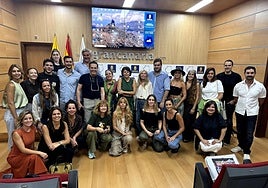 Diseñadores y actores de Gran Canaria Moda Cálida junto a la consejera de Desarrollo Económico, Comercio, Industria y Artesanía, Minerva Alonso.