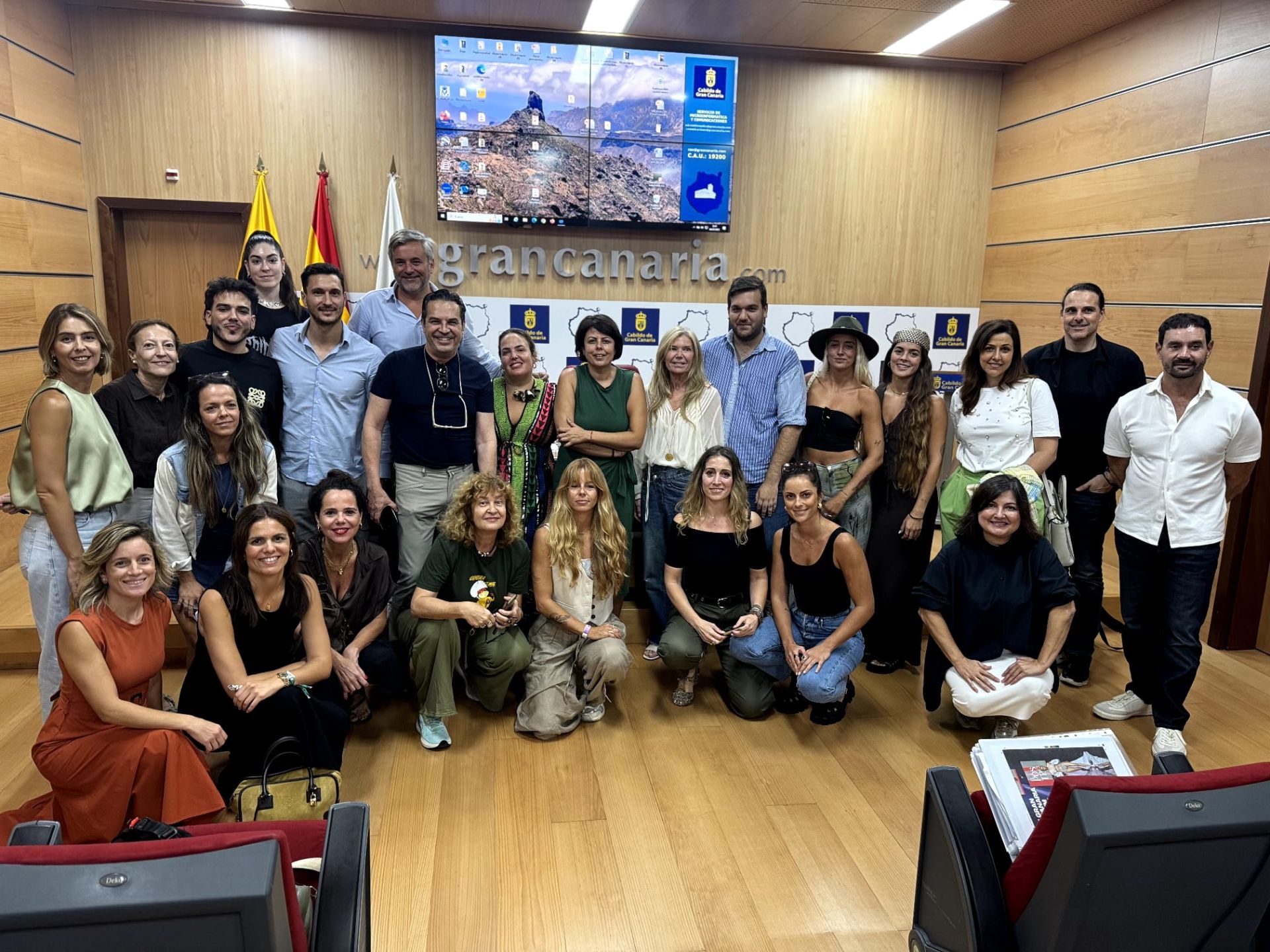 Diseñadores y actores de Gran Canaria Moda Cálida junto a la consejera de Desarrollo Económico, Comercio, Industria y Artesanía, Minerva Alonso.