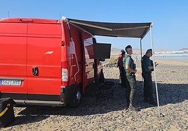 Puesto de control del dispositivo de búsqueda en la playa de Famara.