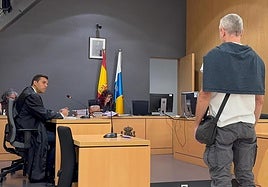 El condenado, de espaldas, junto a su letrado Fidel Rodríguez.