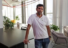 Miguel Ángel Valerón posando para la cámara en la entrevista que ha concedido en las instalaciones de CANARIAS7.