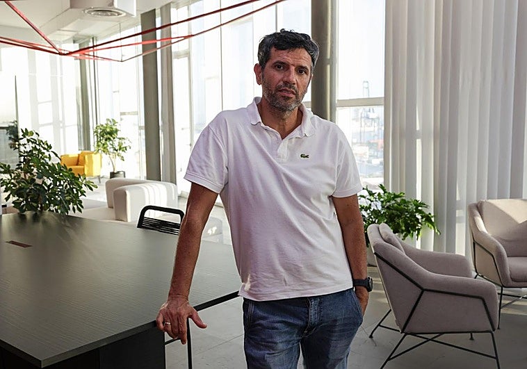 Miguel Ángel Valerón posando para la cámara en la entrevista que ha concedido en las instalaciones de CANARIAS7.