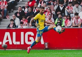 Pejiño controla la pelota en El Molinón.