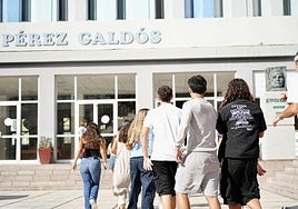 Foto de archivo de alumnado frente al IES Pérez Galdós.