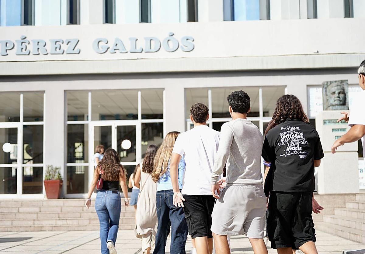 Foto de archivo de alumnado frente al IES Pérez Galdós.