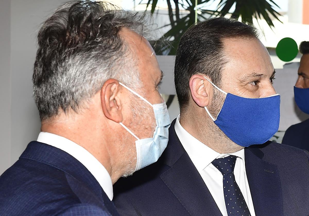 Imagen de Torres, cuando era presidente de Canarias con el que fue ministro y secretario de Organización del PSOE a nivel federal.