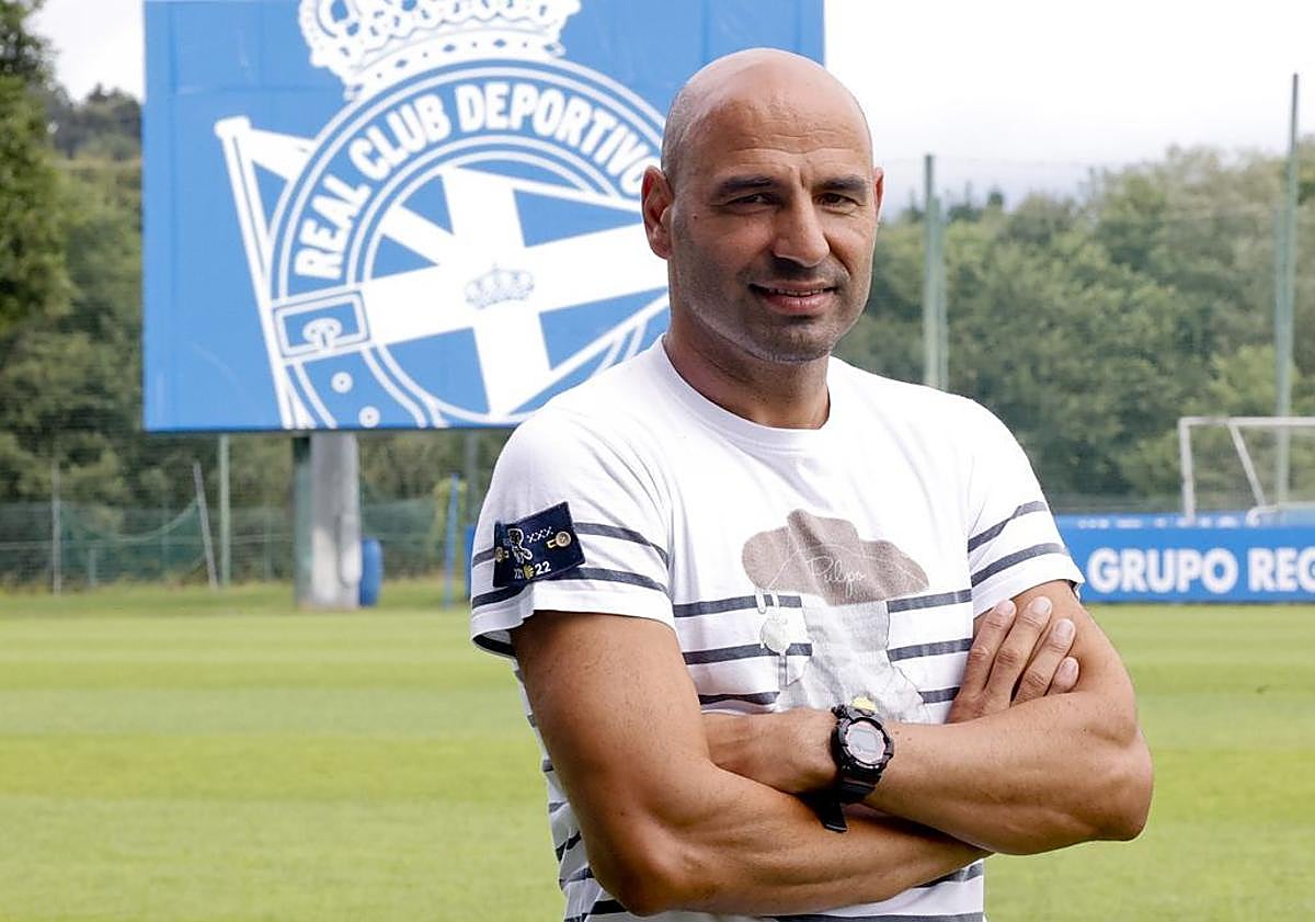 Imagen principal - Arriba, Manuel Pablo, ahora entrenador del Fabril en A Coruña. Abajo a la izquierda, David Amaral en su etapa en la UD, y Tino Luis Cabrera, que probó fortuna en el Águilas de Murcia y la Balompédica Conquense. Ahora forma parte del staff técnico y deportivo del Betis. 