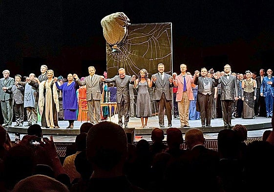 Chichon y el elenco de 'La Traviata' saluda tras un pase en Berlín.