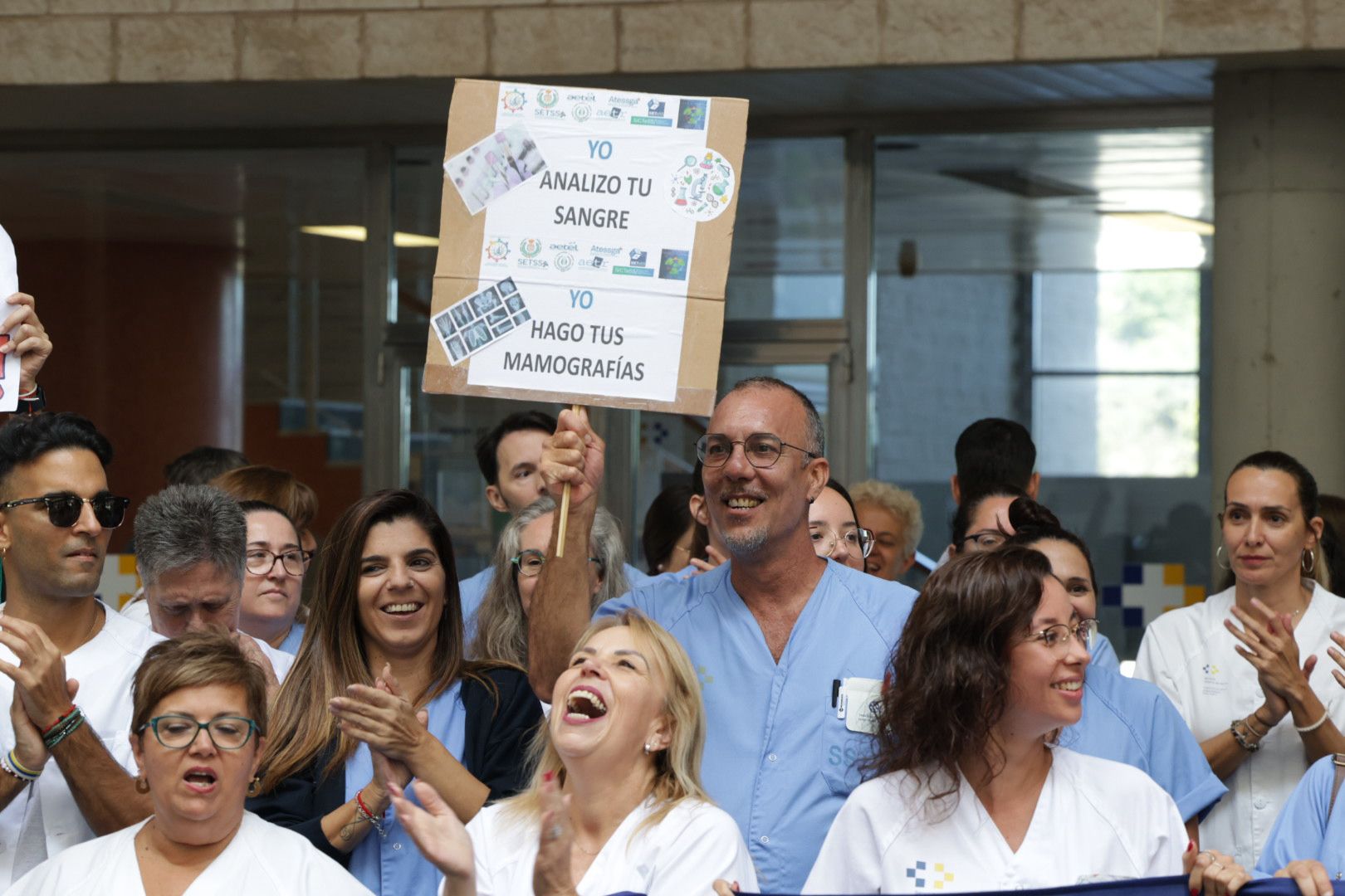 La huelga de técnicos superiores sanitarios en el Hospital Doctor Negrín, en imágenes