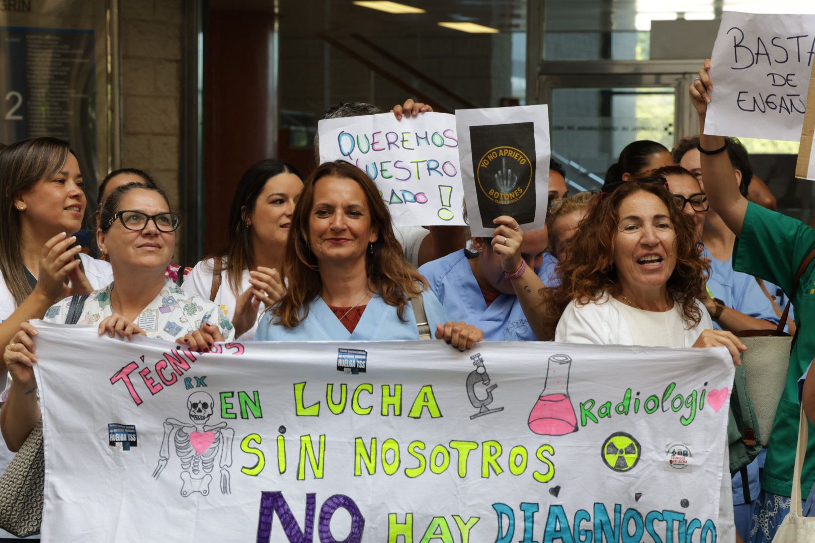 La huelga de técnicos superiores sanitarios en el Hospital Doctor Negrín, en imágenes