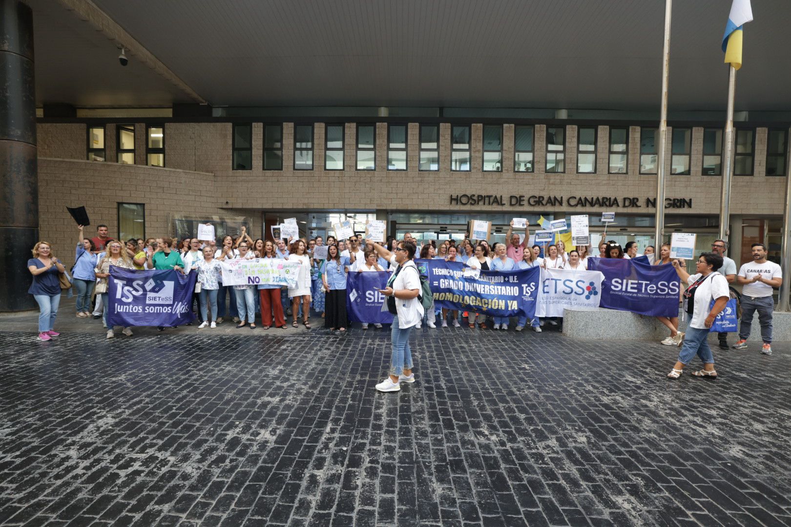 La huelga de técnicos superiores sanitarios en el Hospital Doctor Negrín, en imágenes