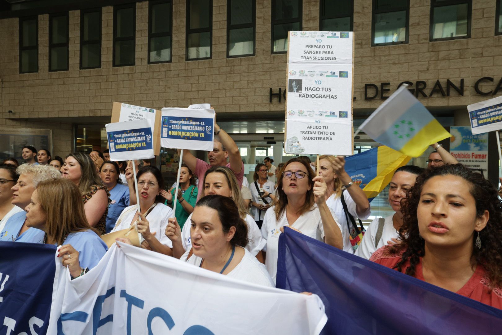 La huelga de técnicos superiores sanitarios en el Hospital Doctor Negrín, en imágenes