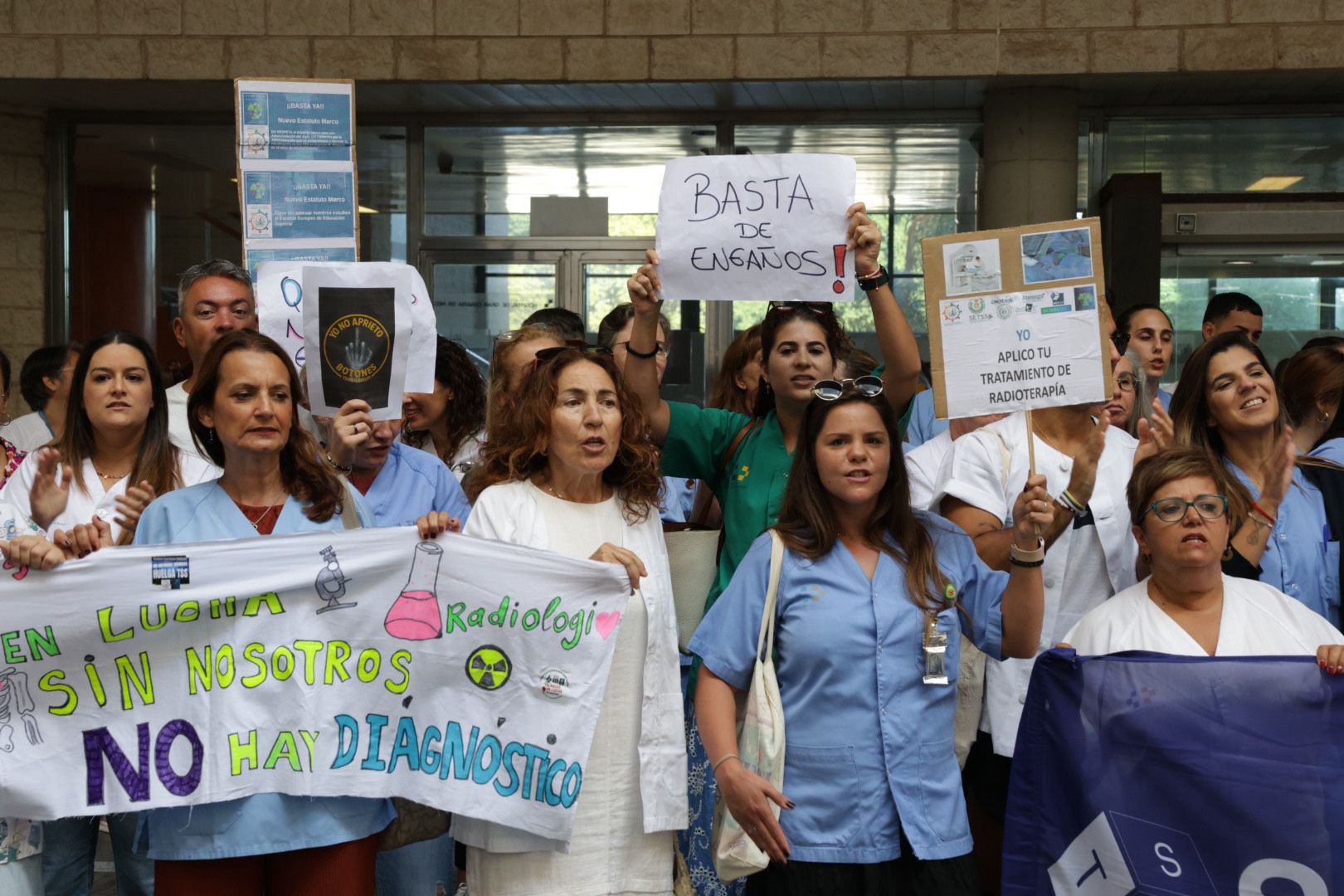 La huelga de técnicos superiores sanitarios en el Hospital Doctor Negrín, en imágenes