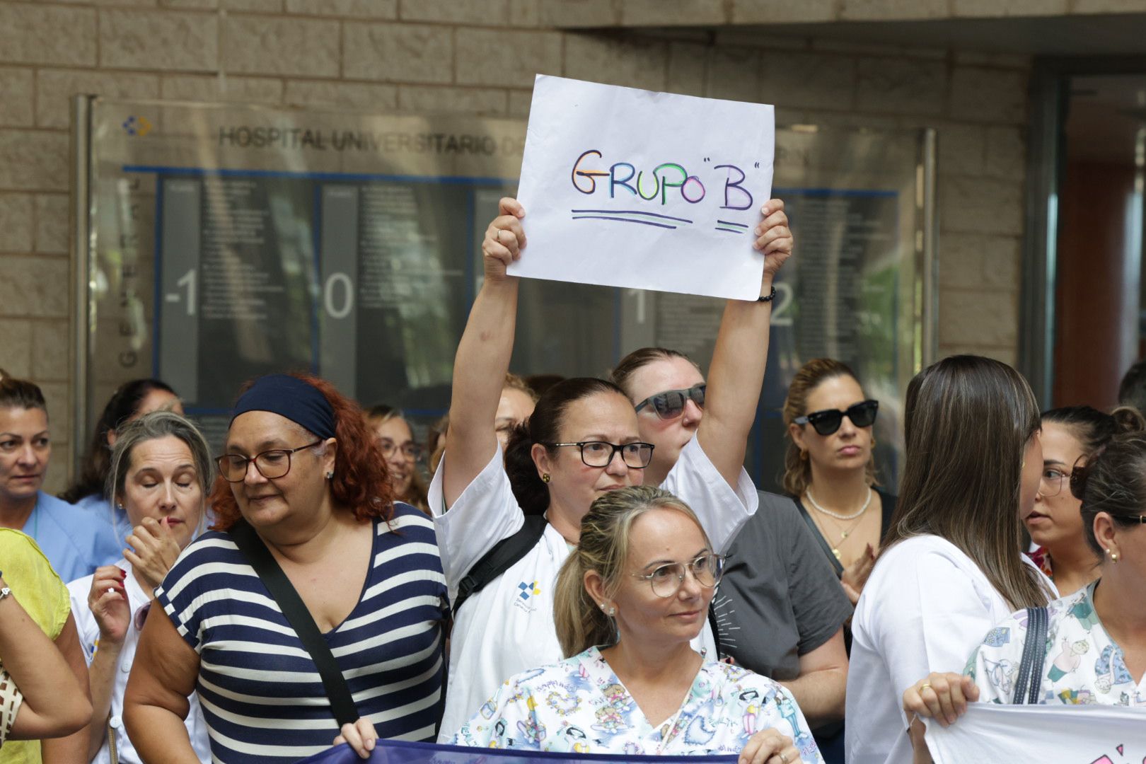 La huelga de técnicos superiores sanitarios en el Hospital Doctor Negrín, en imágenes