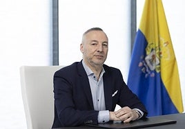 Posado de Miguel Ángel Ramírez en su despacho profesional.