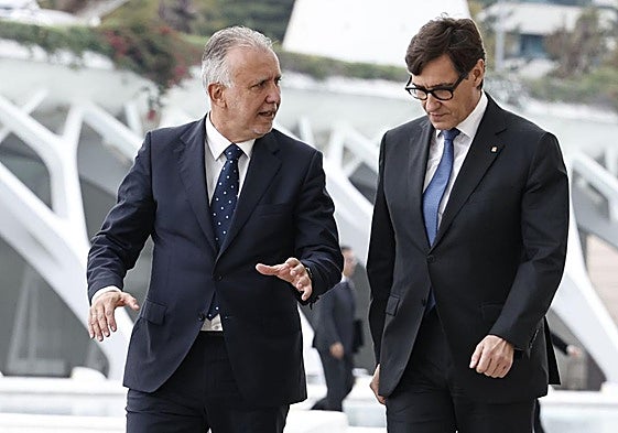 El ministro de Política Territorial y Memoria Democrática, Ángel Víctor Torres, y el presidente de la Generalitat de Cataluña, Salvador Illa, a su llegada al funeral de Estado por las 237 víctimas de la dana.