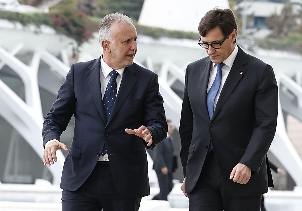 El ministro de Política Territorial y Memoria Democrática, Ángel Víctor Torres, y el presidente de la Generalitat de Cataluña, Salvador Illa, a su llegada al funeral de Estado por las 237 víctimas de la dana.
